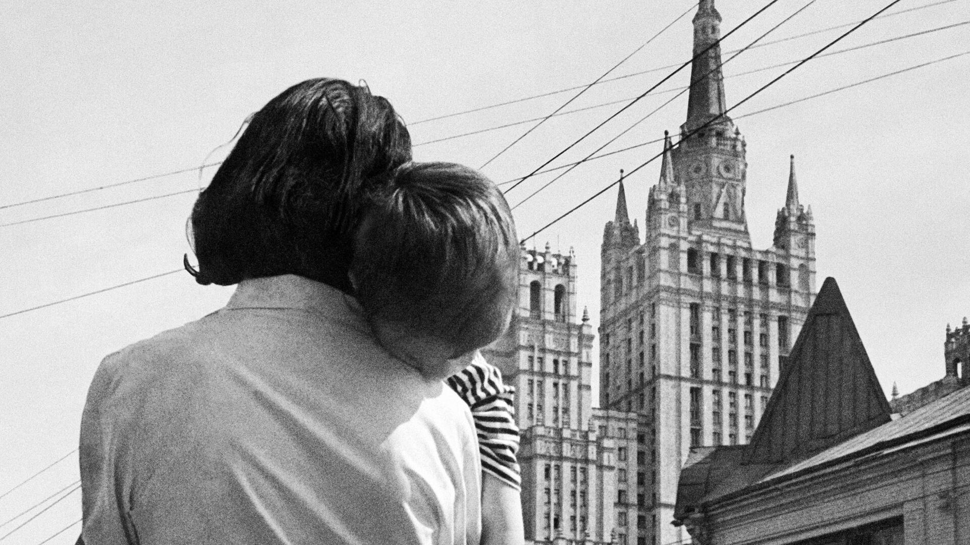 Мальчик на руках у мамы на одной из московский улиц. 1963 год - Sputnik Таджикистан, 1920, 28.10.2023