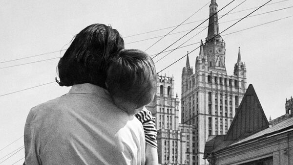 Мальчик на руках у мамы на одной из московский улиц. 1963 год - Sputnik Таджикистан