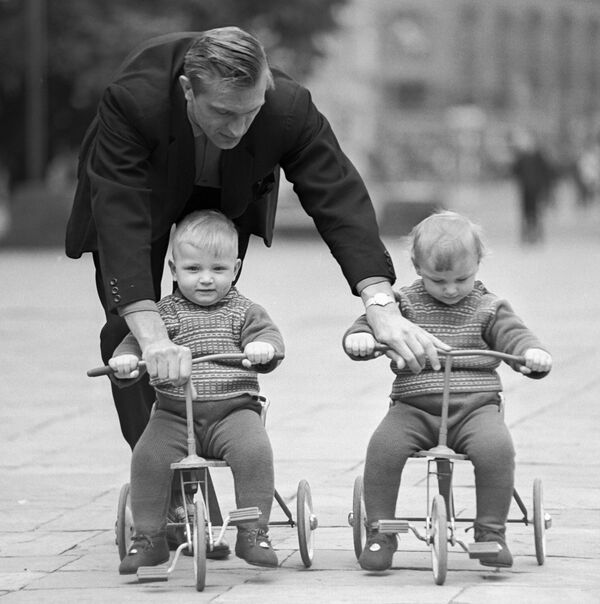 Отец учит детей-близнецов кататься на трехколесных велосипедах. 1968 год - Sputnik Таджикистан