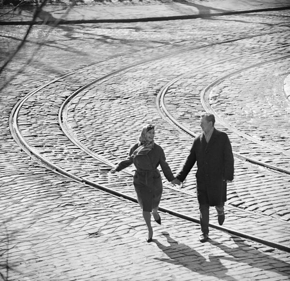 Влюбленная пара идет через трамвайные линии. 1968 год - Sputnik Таджикистан