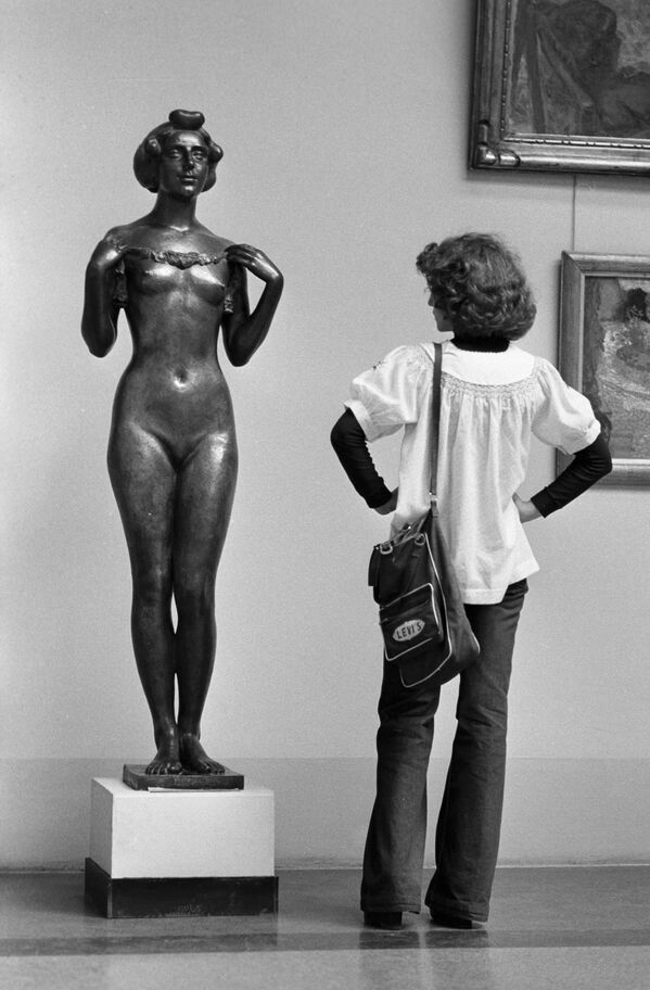 Бронзовая женская скульптура французского скульптора Аристида Майоля в Государственном музее изобразительных искусств имени А. С. Пушкина, 1979 год - Sputnik Таджикистан