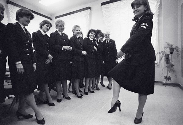 Стюардессы на танцевальных занятиях в Ленинградском авиатехническом училище гражданской авиации, 1984 год - Sputnik Таджикистан