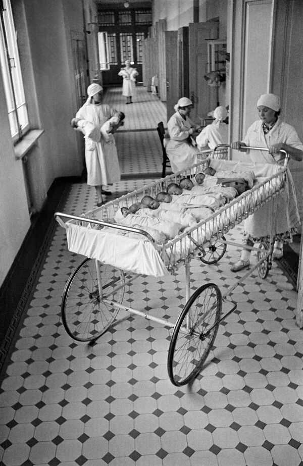 Время кормления новорожденных в одном из родильных домов Москвы, 1955 год - Sputnik Таджикистан