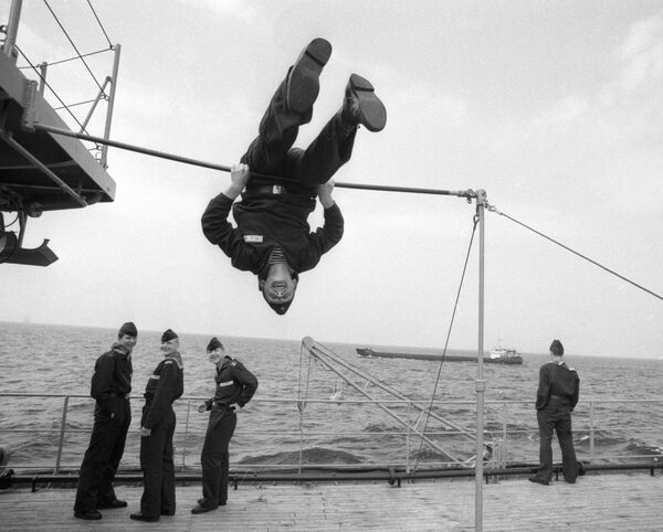 Воспитанники Военно-морского нахимовского училища занимаются спортом на палубе, 1988 год - Sputnik Таджикистан