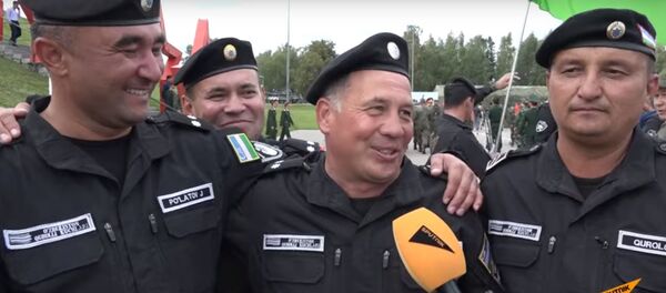 Слезы, танцы, тюбетейки: как узбекские танкисты отпраздновали победу на АрМИ - Sputnik Таджикистан