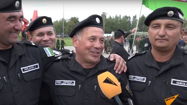 Слезы, танцы, тюбетейки: как узбекские танкисты отпраздновали победу на АрМИ - Sputnik Таджикистан
