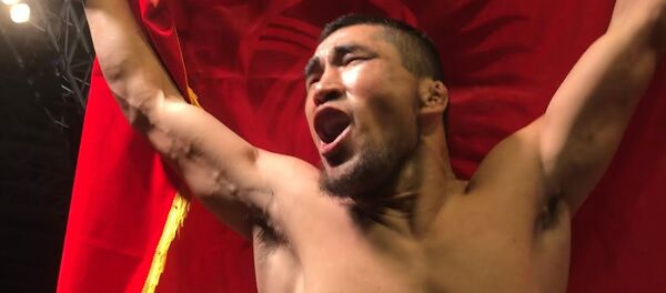 Каныбек Жаныбек уулу отправил в нокаут с колена Сергея Ларинова на турнире AIKOL FC - Sputnik Тоҷикистон