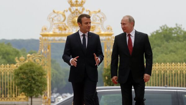 Президент РФ Владимир Путин и президент Франции Эммануэль Макрон  - Sputnik Таджикистан