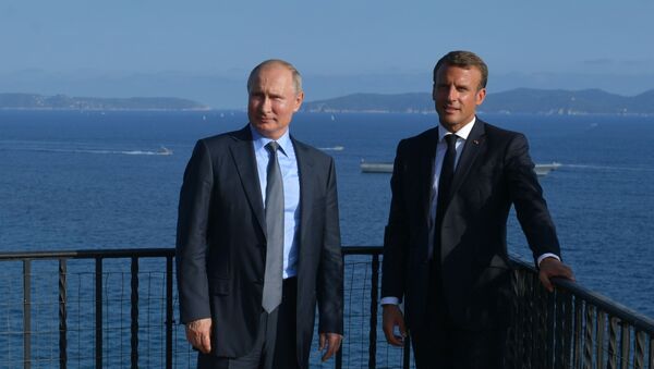 Президент РФ Владимир Путин и президент Франции Эммануэль Макрон - Sputnik Таджикистан