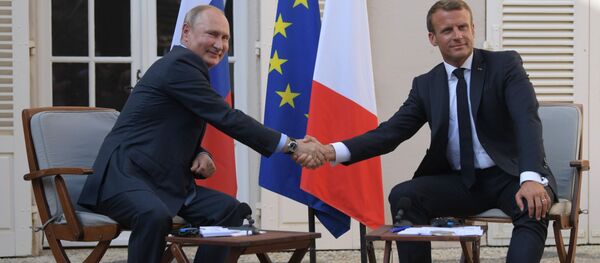 Президент РФ Владимир Путин и президент Франции Эммануэль Макрон - Sputnik Таджикистан