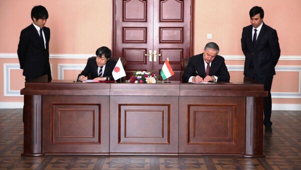 Министр иностранных дел Таджикистана подписал меморандум с представителем Японии - Sputnik Тоҷикистон