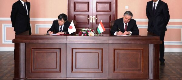 Министр иностранных дел Таджикистана подписал меморандум с представителем правительства Японии - Sputnik Таджикистан