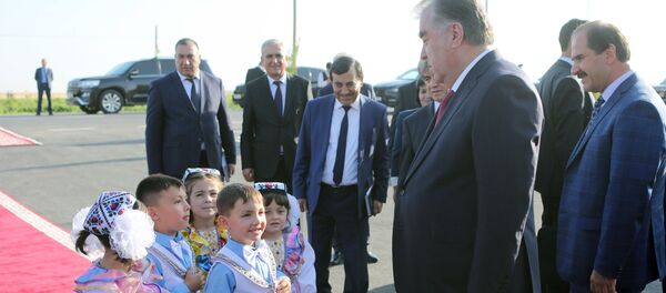 Эмомалӣ Раҳмон дар ноҳияи Деваштич боғчаи кӯдакон ифтитоҳ кард Эмомалӣ Раҳмон дар ноҳияи Деваштич боғчаи кӯдакон ифтитоҳ кард - Sputnik Тоҷикистон