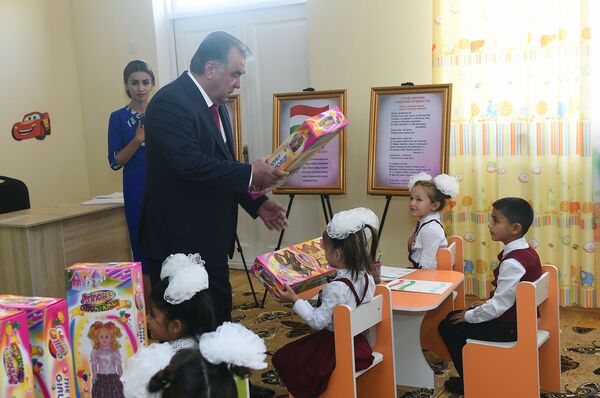 Аз мактаб то кӯдакистон: Раҳмон дар Яхтан иншооти соҳаи маорифу тандурустиро ифтитоҳ кард Аз мактаб то кӯдакистон: Раҳмон дар Яхтан иншооти соҳаи маорифу тандурустиро ифтитоҳ кард - Sputnik Тоҷикистон