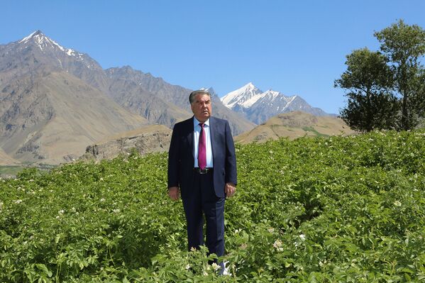 Президент Таджикистана Эмомали Рахмон в Горно-Матчинском районе - Sputnik Таджикистан