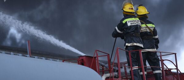 Сотрудники МЧС во время тушения крупного пожара на складе бытовой техники в западной части Бишкека - Sputnik Таджикистан