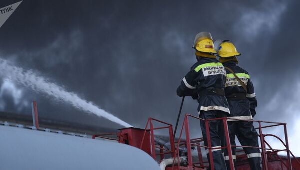Сотрудники МЧС во время тушения крупного пожара на складе бытовой техники в западной части Бишкека - Sputnik Таджикистан