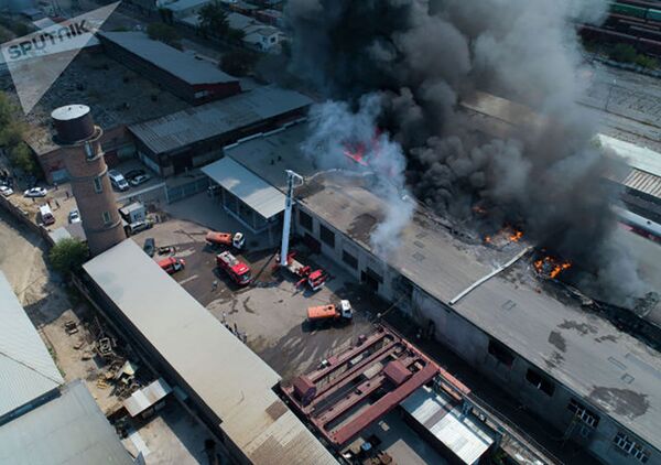 Дым закрывает небо: крупный пожар тушат на складах в центре Бишкека - видео - Sputnik Таджикистан