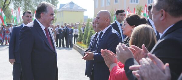 Мулоқоти Эмомалӣ Раҳмон, раисиҷумҳури Тоҷикистон зиёиёни вилояти Суғд дар ноҳияи Деваштич - Sputnik Тоҷикистон