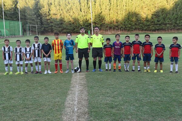 Панҷ голи Анӯшервони Рустам, дар ҳузури бобои Президенташ Панҷ голи Анӯшервони Рустам, дар ҳузури бобои Президенташ - Sputnik Тоҷикистон