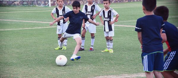 Участие Президента страны Эмомали Рахмона в футбольном турнире среди подростков в городе Гулистон  - Sputnik Тоҷикистон