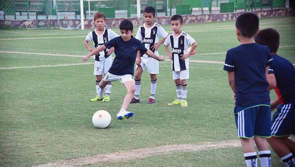 Участие президента страны Эмомали Рахмона в футбольном турнире среди подростков в городе Гулистоне  - Sputnik Таджикистан