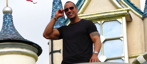 Актер Дуэйн Джонсон во время интервью в Диснейленде  - Sputnik Тоҷикистон