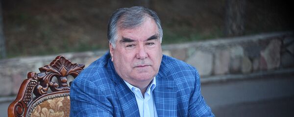 Иштироки Эмомалӣ Раҳмон, раисиҷумҳури Тоҷикистон дар мусобиқаи футболбозони наврас дар шаҳри Гулистон Иштироки Эмомалӣ Раҳмон, раисиҷумҳури Тоҷикистон дар мусобиқаи футболбозони наврас дар шаҳри Гулистон - Sputnik Тоҷикистон