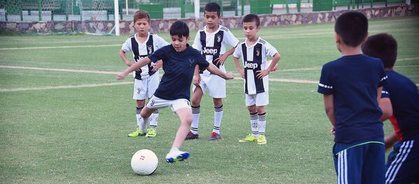 Анушервони Рустам, футболбози наврас, писари Рустами Эмомалӣ, шаҳрдори Душанбе ҳангоми зарбазанӣ - Sputnik Тоҷикистон