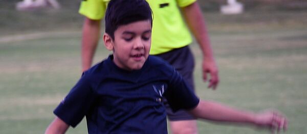 Анушервони Рустам, футболбози наврас, писари Рустами Эмомалӣ, шаҳрдори Душанбе ҳангоми зарбазанӣ - Sputnik Тоҷикистон