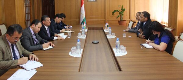 Встреча министра экономического развития и торговли Неъматулло Хикматуллозода с вновь назначенным послом Республики Индия - Sputnik Таджикистан