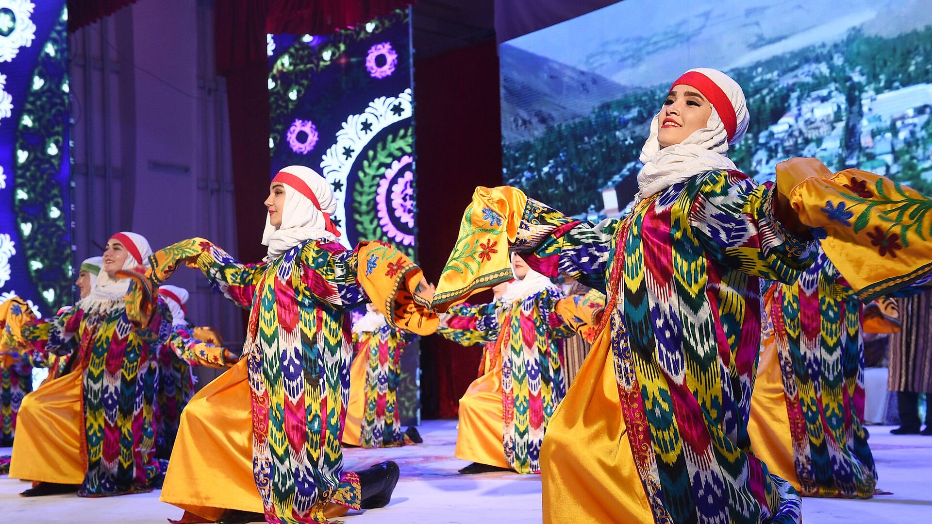 Таджикские девушки танцуют на сцене - Sputnik Тоҷикистон, 1920, 16.03.2022