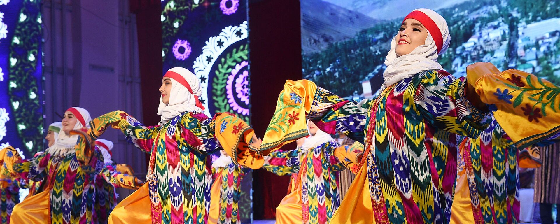 Таджикские девушки танцуют на сцене - Sputnik Тоҷикистон, 1920, 16.03.2022
