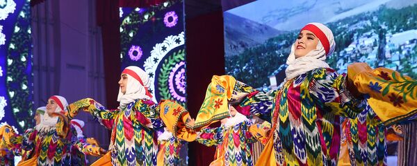 Таджикские девушки танцуют на сцене - Sputnik Таджикистан