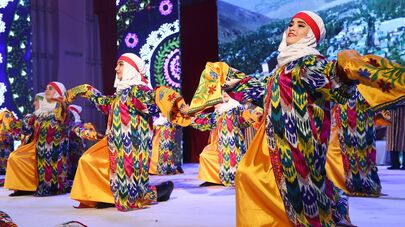 Таджикские девушки танцуют на сцене