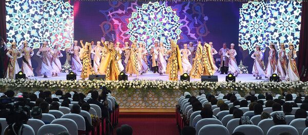 Таджикские девушки танцуют на сцене - Sputnik Таджикистан