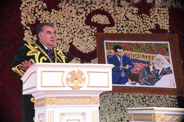 Ҷома ва расми раисиҷумҳур бо модар: туҳфаи сокинони Зафаробод ба Раҳмон – акс - Sputnik Тоҷикистон