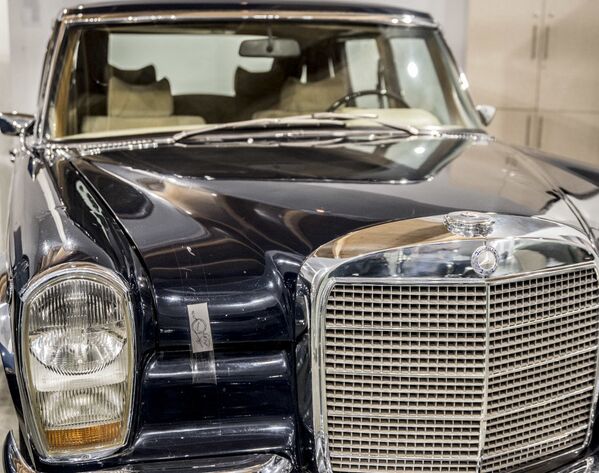 Автомобиль Mercedes Benz 600 Pullman последнего иранского шаха Мохаммеда Резы Пехлеви в Музее королевских автомобилей на территории бывшей резиденции шаха во дворце Saadabad в Иране - Sputnik Таджикистан