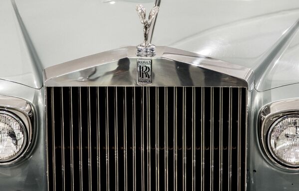 Автомобиль Rolls Royce Corniche Saloon последнего иранского шаха Мохаммеда Резы Пехлеви в Музее королевских автомобилей на территории бывшей резиденции шаха во дворце Saadabad в Иране - Sputnik Таджикистан