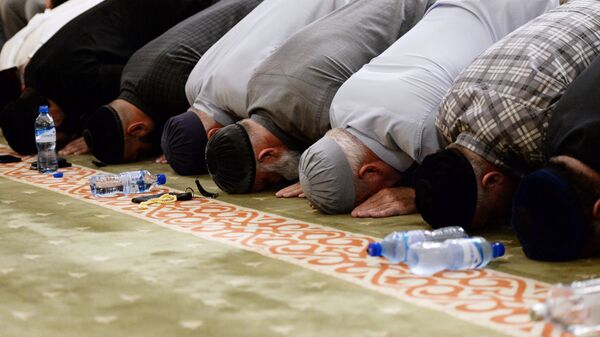 Верующие во время народного ифтара в мечети - Sputnik Таджикистан