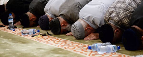 Мусульмане молятся, архивное фото Мусульмане молятся, архивное фото - Sputnik Таджикистан