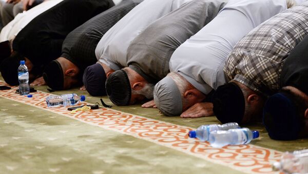 Мусульмане молятся, архивное фото - Sputnik Таджикистан