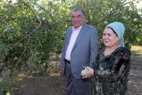 Эмомали Рахмон с супругой - Sputnik Таджикистан