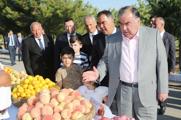 Президент Таджикистана Эмомали Рахмон посетил национальный парк Вахдат в Бободжон Гафуровском районе Согдийской области - Sputnik Таджикистан