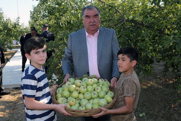 Мевачинии Раҳмон ҳамроҳи ҳамсар ва фарзандонаш дар Боғи Ваҳдат - акс - Sputnik Тоҷикистон