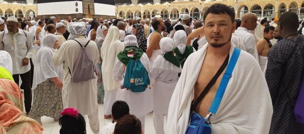 Аскар Рамазанов у священной Каабы - Sputnik Таджикистан