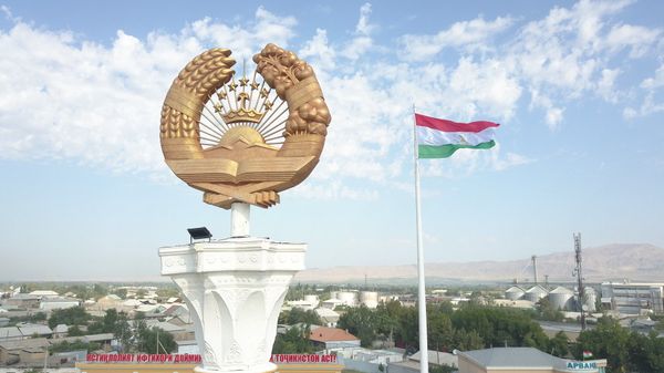 Герб и флаг Таджикистана в Джабборском Расуловском районе - Sputnik Тоҷикистон