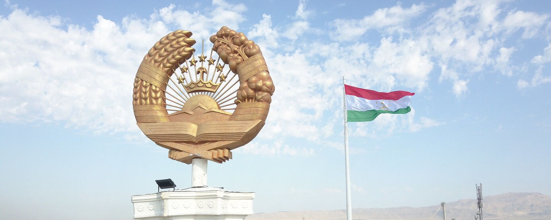 Герб и флаг Таджикистана в Джабборском Расуловском районе - Sputnik Таджикистан, 1920, 02.04.2021