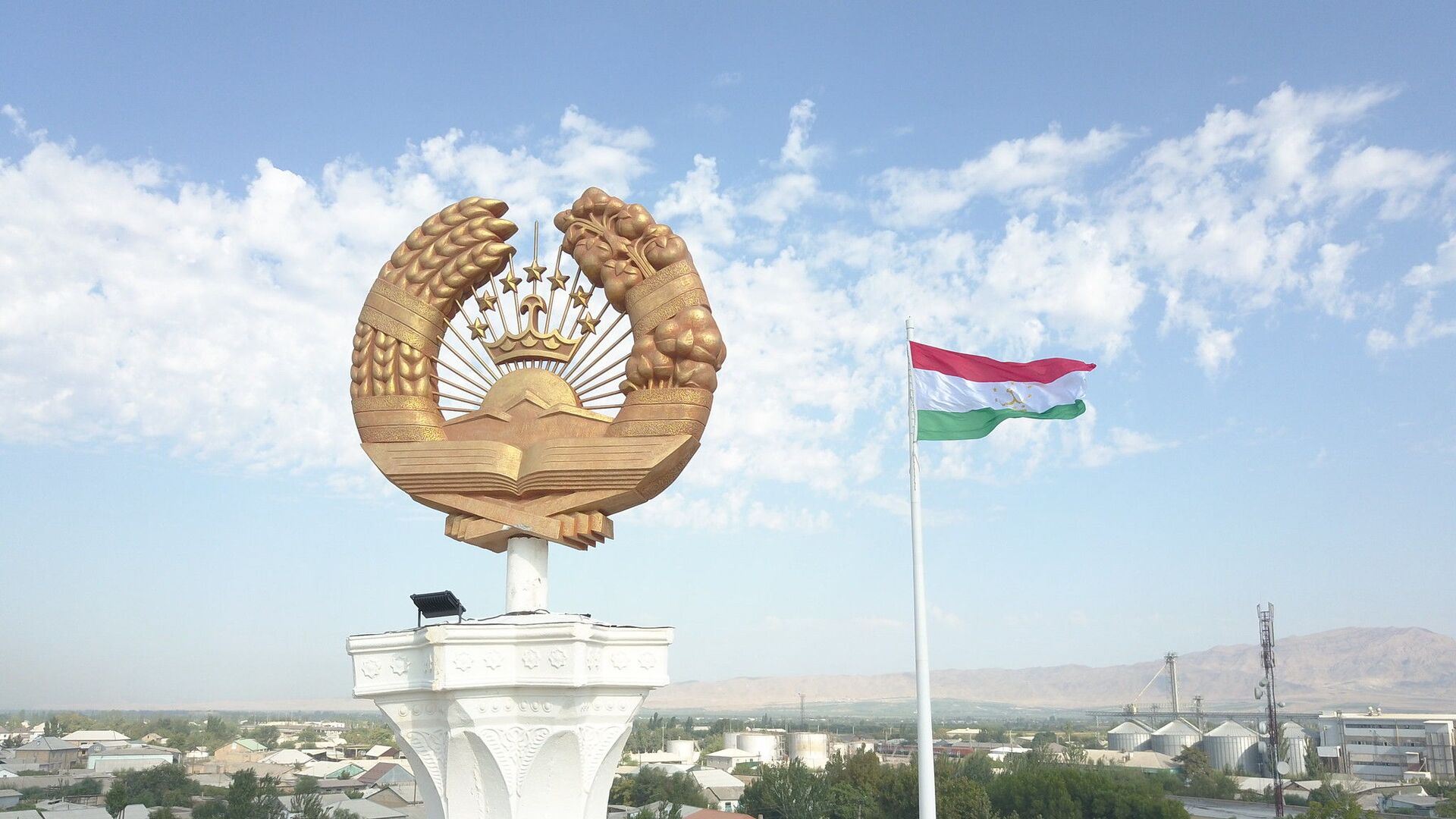 Герб и флаг Таджикистана в Джабборском Расуловском районе - Sputnik Таджикистан, 1920, 16.02.2021