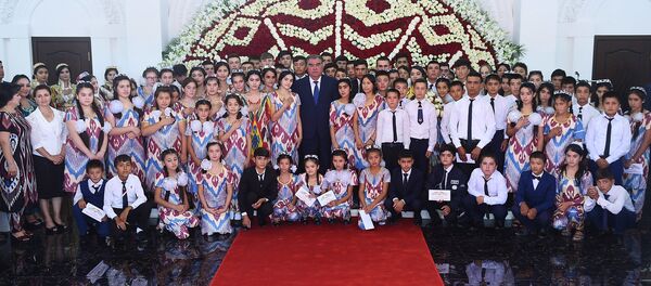 Мулоқоти Эмомалӣ Раҳмон, раисиҷумҳури Тоҷикистон бо ятимон дар шаҳри Хуҷанд - Sputnik Тоҷикистон